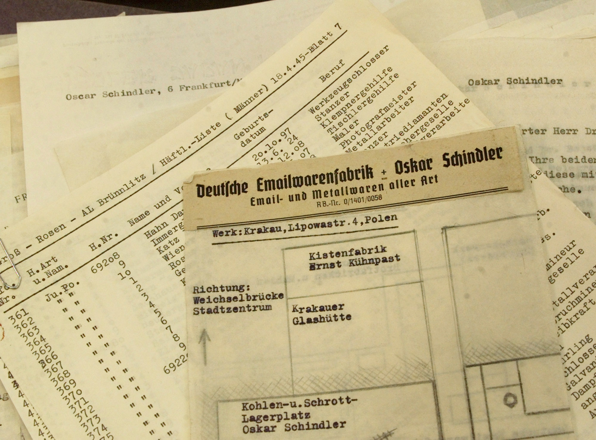 Oskar Schindler räddade minst 1 200 personers liv genom sin lista.